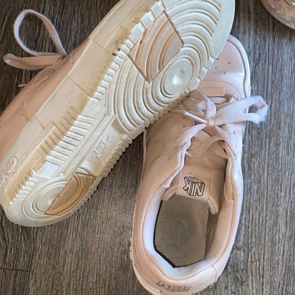 Ladies Nike Air size 7.5  coral / peach color - Picture 6 of 10